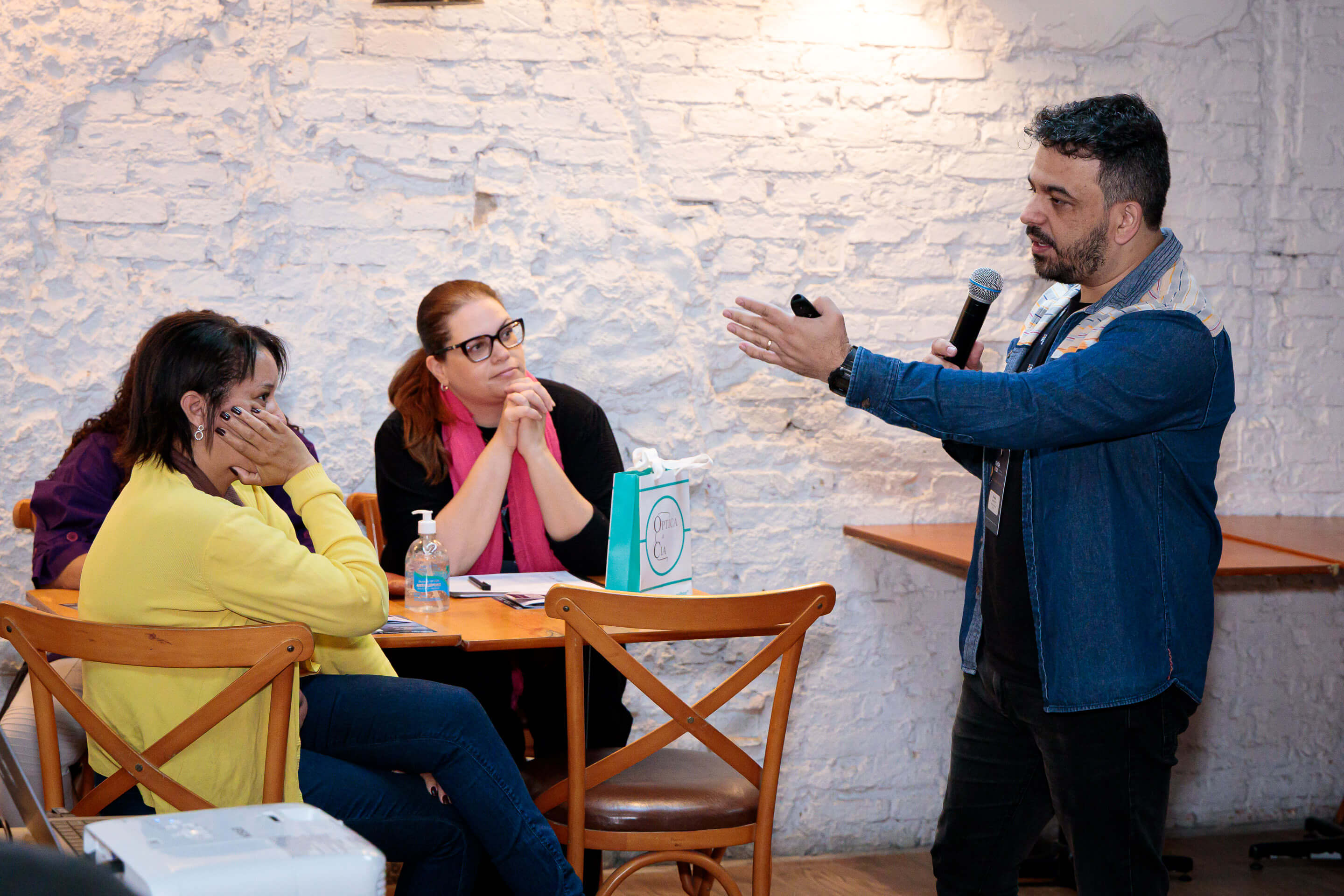 Douglas Oliveira conduzindo workshop presencial