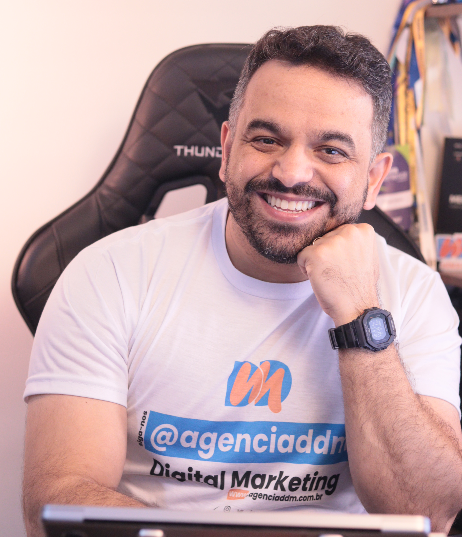 Douglas Oliveira sorrindo com microfone em mãos