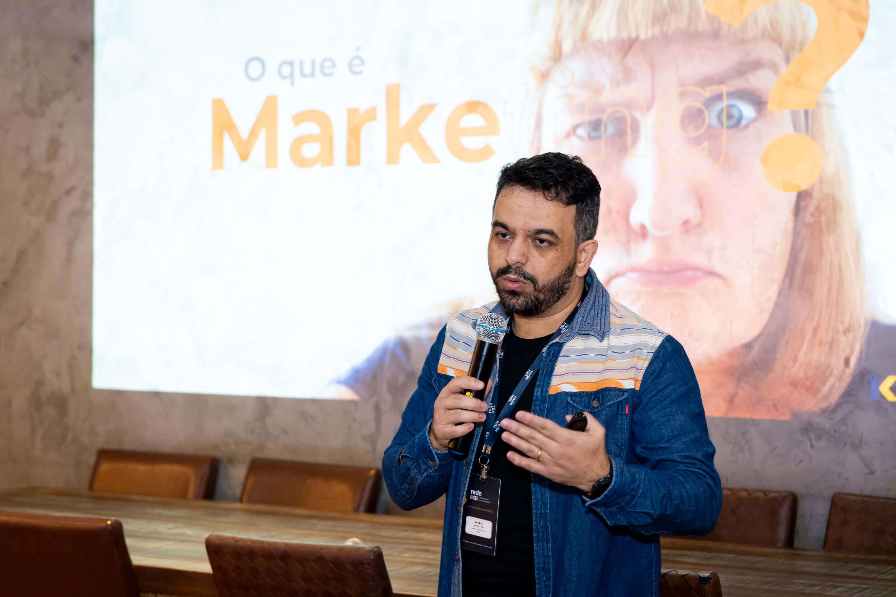 Douglas Oliveira apresentando para plateia