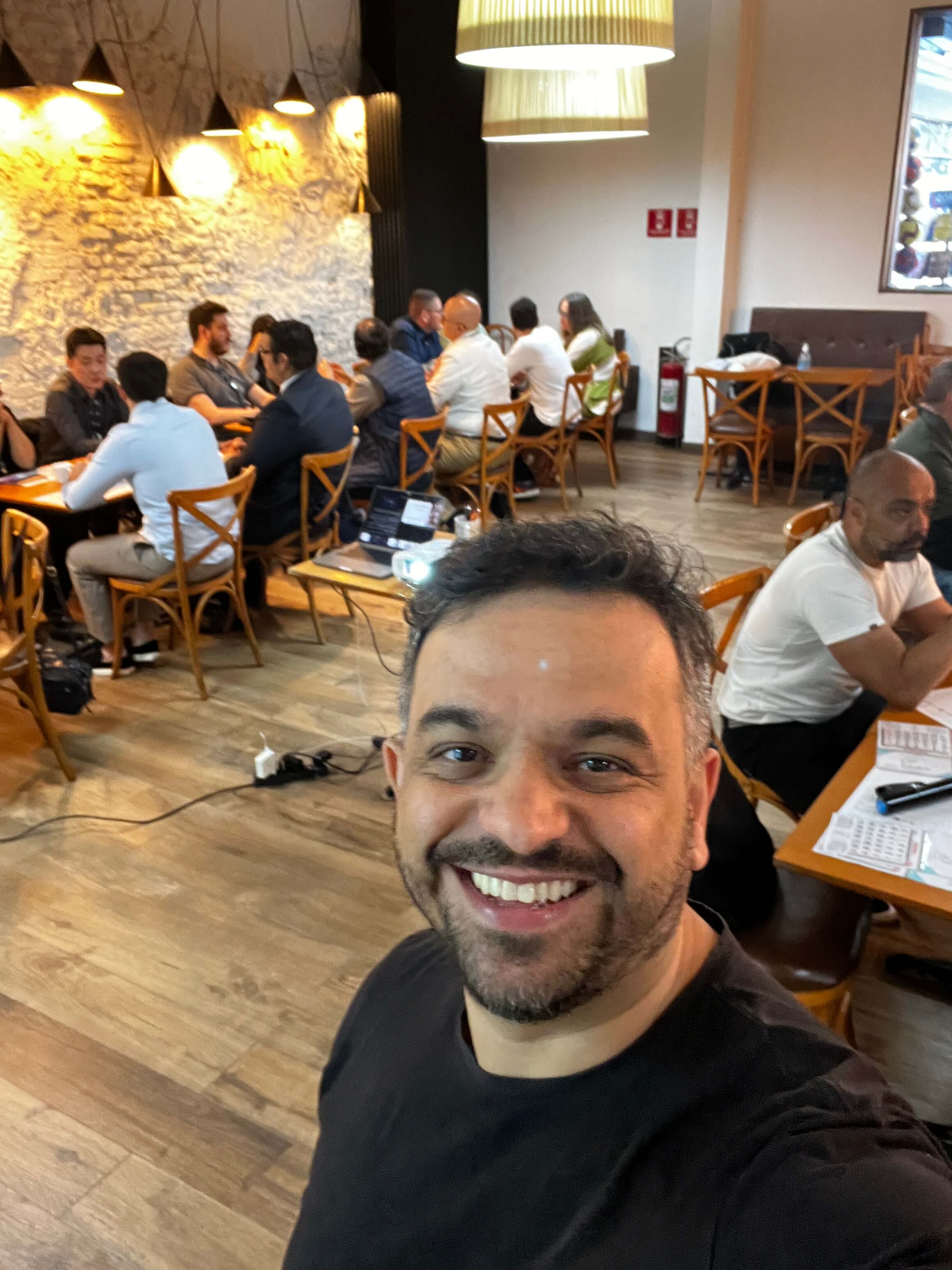 Douglas Oliveira palestrando sobre posicionamento de marca